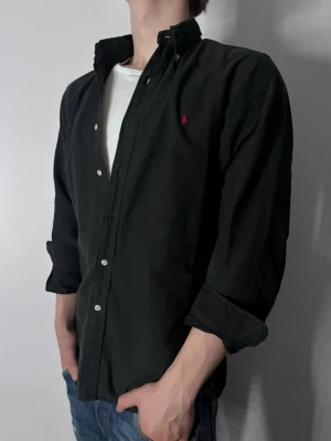 Ralph Lauren Skjorta - Följare får 100kr rabbat på originalpriset! Skjortan är från Ralph Lauren och har storleken L. Den är i ny skick och supersnygg. Nypris ca 1600kr! Glöm inte att följa🌊🍾