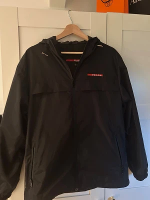 Vindjacka  - Säljer min unik vindjacka så himla skön använd en gång men den ej passar mig längre. Skriv vid frågor så löser vi 