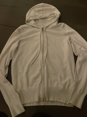Vit zip hoodie - Säljer en vit zip hoodie från lager157 i storlek xs! Säljs då jag inte använder längre