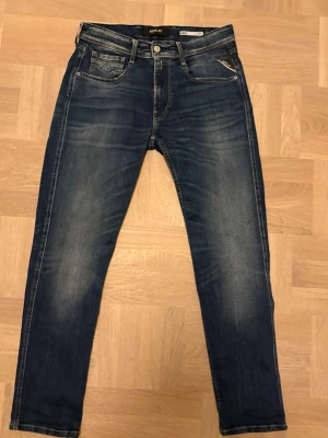 Replay anbass  - Säljer dessa sjukt feta replay anbass. Jättefint skick, storlek 31/30. Hör av er vid eventuella frågor eller funderingar! 