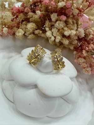 18k Guldpläterade örhängen  - Snygga örhängen i rostfritt stål, pläterade med 18k guld och dekorerade med gnistrande zirkon.