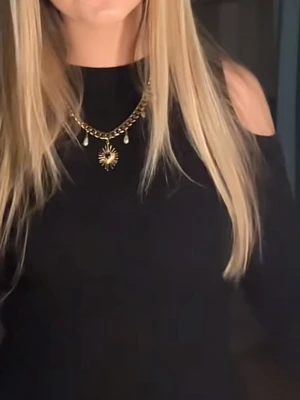 Svart långärmad topp med cut out - Coolt tröja! Den har hål vid armhålorna vid sömmarna men de är lätt att sy ihop (syns inte när man har på sig tröjan)💕storleken står inte men jag brukar ha S o den sitter bra på mig