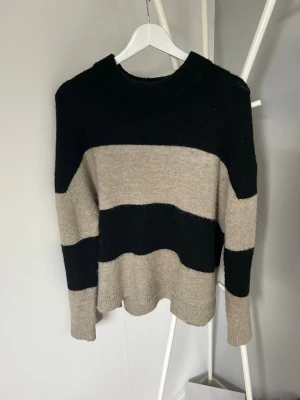 Randig stickad tröja Gina Tricot - Jättemysig stickad tröja som inte kommer till användning🥰