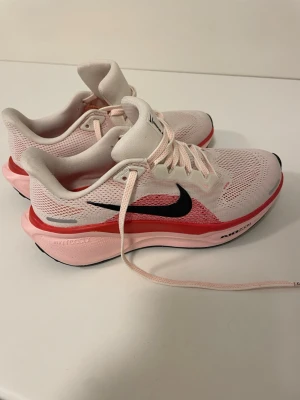 Nike Pegasus  - Helt nya Nike skor i storlek 37.5. Nypris 1600kr