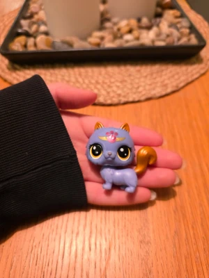Littlest pet shop - Littlest pet shop katt Finns fler i min profil för samfrakt. Följ gärna mitt konto då jag kommer lägga upp fler figurer😊