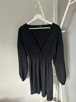 Svart kort klänning  - Söt svart, kort klänning i väldigt skönt material. Knappt använd då den är lite för liten🥰