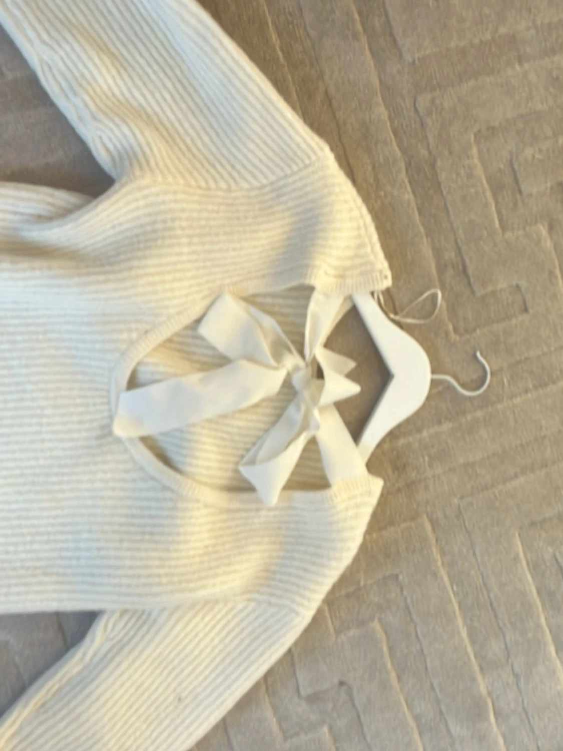 Krämvit stickad tröja med rosett - 1