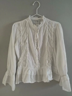 Vit volangblus från Pigalle - Supersöt vit blus från Pigalle med volangdetaljer🥰