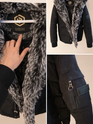 🖤 Glorious Gangsta vinterjacka – Storlek M – Mycket fint skick - Säljer en stilren och varm vinterjacka från Glorious Gangsta i storlek M. Jackan har snygga detaljer, päls runt huvan och en modern passform. Perfekt för kalla dagar.  Information: 🏛️Märke: Glorious Gangsta 🧥Storlek: M 🖤Färg: Svart ✨Skick: Väldigt bra skick, sparsamt använd 💰Nypris: ca 2500 kr 🧼Tvättas enligt tvättråden på etiketten 🧴🌡️Rekommenderas att tvättas i låg temperatur 💨Lufttorkas (ej torktumlare) 🧥Pälsen borstas försiktigt för att behålla formen  Skickas eller hämtas vid överenskommelse 
