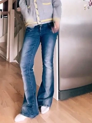 Blå bootcut jeans  - Säljer ett par blå bootcut jeans. Jeansen har klassisk femficksmodell och normal midja. Perfekta för dig som gillar en avslappnad men trendig stil.