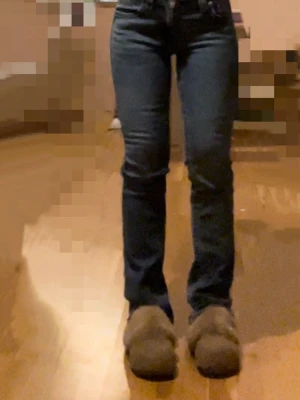 Mörkblå raka jeans från True religiösa  - Säljer ett par mörkblå jeans från Lee med klassisk rak passform och femficksmodell. Jeansen har normalhög midja och är tillverkade i mjuk bomull med en lätt tvättad look. Perfekta till en avslappnad stil och passar till det mesta.