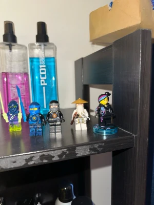 Samling LEGO-minifigurer - Säljer en cool samling LEGO-minifigurer med blandade teman som ninjor, superhjältar, Star Wars och fantasy. Figurerna har olika färger, tillbehör som svärd, stavar och hjälmar. Perfekt för dig som gillar att samla eller leka med LEGO-karaktärer.