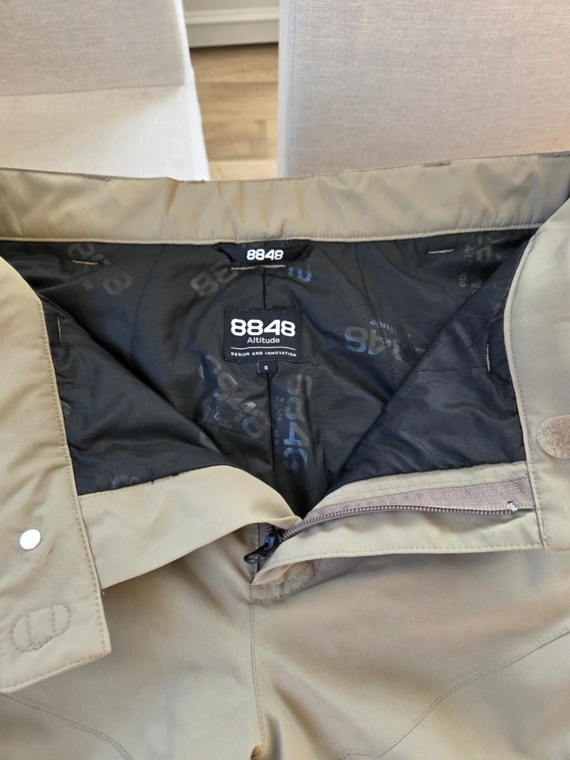 Beiga täckbyxor med svarta detaljer - 2