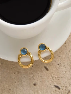 Örhängen i Stål med 18K Guld, Vattentålig - NANCY - Dessa eleganta örhängen tillverkade i rostfritt stål med 18k PVD-guldplätering – de är både stilrena och slitstarka. Smycket är hypoallergent och vattentåligt – perfekt för daglig användning, även i dusch, träning eller på resa och är lämpliga även för känslig hud.  Material: Rostfritt stål Plätering: 18K Guldplätering (PVD) Vikt: 9-10 g