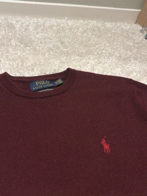 Ralph lauren tröja  - Tja säljer denna as feta Ralph lauren tröja i merino ull material, den är väldigt sällsynt och eftertraktad. Stl XS, väldigt bra skick, som ny. Priset kan möjligtvis gå att pruta på. Storleken är stor i sig så skulle mer säga att den är som S.