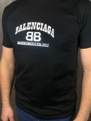 Svart  t-shirt med tryck -  Klassisk passform och rund hals. Perfekt för dig som gillar streetwear och vill ha något stilrent men ändå statement.