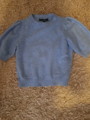 Ljusblå puffärmstickad tröja Vero Moda - Supersöt ljusblå stickad tröja från Vero Moda med puffärmar. 