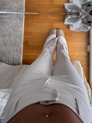 kostymbyxor - beiga lågmidjadd kostymbyxor från gina i helt okej skick, men använda. kan gå ner i pris och har 10% vid köp av bundles!💓