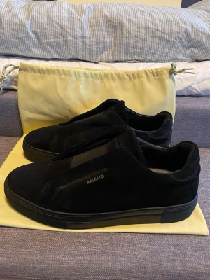 Svarta Axel Arigatos - Säljer ett par svarta sneakers från Axel Arigatos.  Skorna är gjorda i mocka och är i storlek 42! | skriv gärna om frågor 🙌