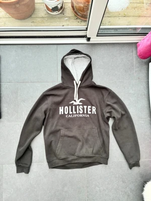 Snygg Svart Vintage Hollister California Hoodie - Säljer denna feta Hollister hoodie. Begagnad men fortfarande i fint skick, få skavanker som lite nopprig men inget som syns vid användning. Hör gärna av er vid funderingar!😊