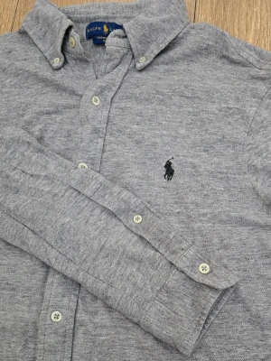 Ralph Lauren skjorta - Supersnygg grå Ralph Lauren skjorta i superfint skick! Storlek Medium. Skriv om du har några frågor! 😁