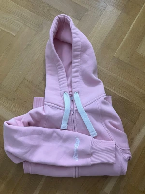 Rosa russemerch hoodie  - Använt fåtal gånger, inga defekter, sitter mot kroppen och formar fint. 