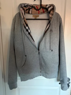 Burberry ziphoodie  - Väldigt fin och fräsch. Använd så den är inte nyskick, inga skador.
