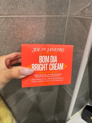 Sol de Janeiro Bom Dia Bright Cream - Bom Dia Bright Cream från Sol de Janeiro är en kroppskräm med Cheirosa 40-doft, berikad med fruktsyror och vitamin C. Kommer i en snygg orange kartong på 240 ml. Perfekt för dig som vill ha en mjuk och glowig hud med tropisk känsla.         Nypris 549kr