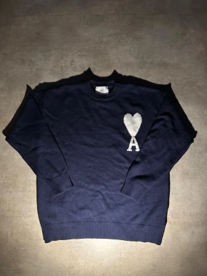 Mörkblå stickad tröja från Ami Paris - Hör av vid minsta fundering 💫