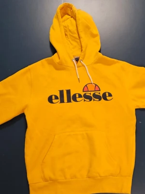 Gul hoodie Ellesse  - Gul hoodie från Ellesse, storlek medium. Mycket fint skick.