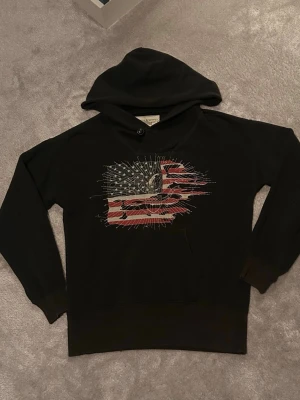 Denim & Supply hoodie - Säljer nu denna unika tröja då jag tröttnat på den, bara att höra av vid frågor. Färgen är mörkgrön 