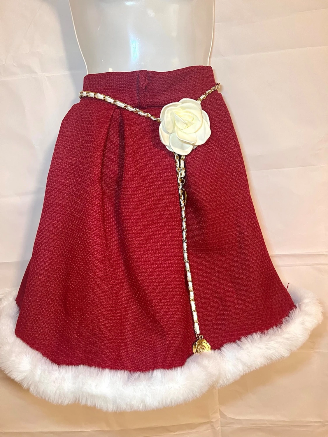 set 2st vinröd jacka  med vit fuskpäls och kjol med bälte midja kedja  - 5
