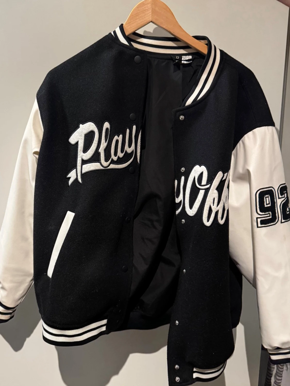 Svart och vit bomberjacka PlayOff