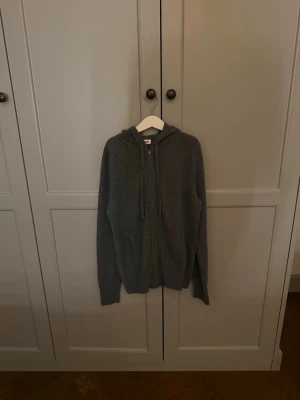 Jättefin softgoat zip som är helt oandvänd  - Jag säljer en helt oanvänd softgoat zip eftersom den inte kommer till andvädning.Den passar både tjejer och killar och r lite större i storleken så den hade passat någon som har S också🩷Nypris är 2700 säljer för 2000!🥰