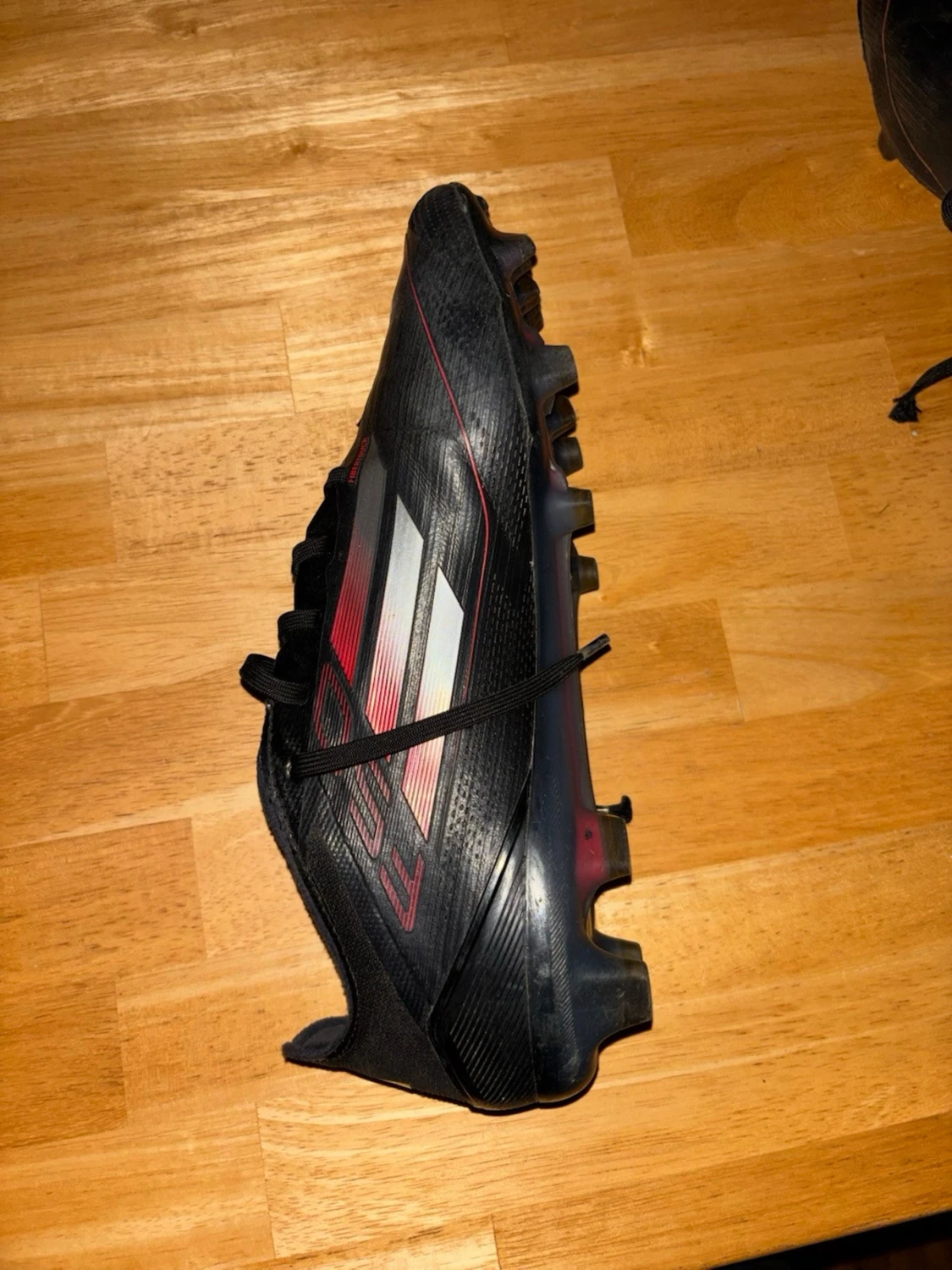 Svarta Adidas fotbollsskor med röd detalj - 3