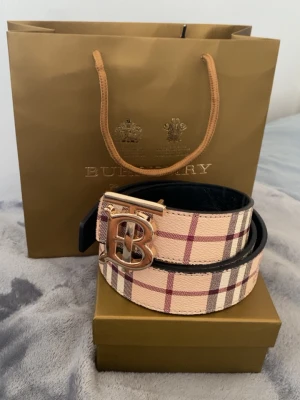 Burberry bälte - Hej säljer nu ett helt nytt burberry bälte skick 10/10