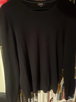 kashmirtröja Galeries Lafayette  - Svart långärmad tröja från Galeries Lafayette i 100% kashmir. Nypris 2000kr, men säljs för 400kr. Ett litet hål förekommer i ärmen som ni ser på sista bilden, men syns knappt