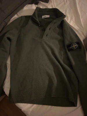 Stone Island tröja - Grön stone Island tröja jättebra skick nypris: 4500