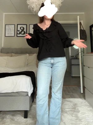 Classic boot jeans Gina tricot  - Säljer ett par ljusblå från Gina tricot storlek 40, deras classic boot modell, inga defekter (inga fläckar, hål osv). Säljer på grund av att använder ej 🥰