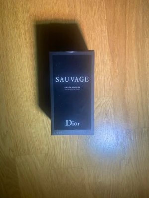 Dior Sauvage edp 100ml - Rensar parfymer och denna har legat på min hylla rätt så länge utan att blivit använd så säljer den för ungefär 2/3 av nypriset, den är helt oanvänd. Endast köp via Plick eftersom att det är lättast, äkthets bevis finns ifall man frågar om det.