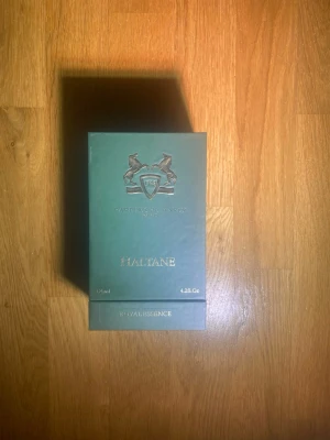 Parfums de Marly Haltane edp 125ml - Rensar parfymer och denna har legat på min hylla rätt så länge utan att blivit använd så säljer den för ungefär halva av nypriset, den är helt oanvänd. Endast köp via Plick eftersom att det är lättast, äkthets bevis finns ifall man frågar om det.