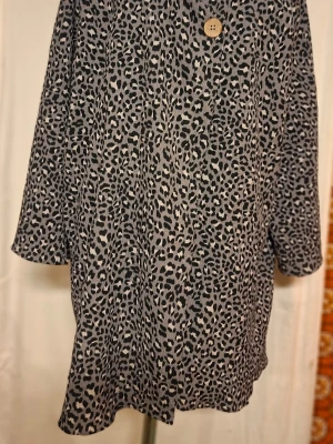 Snygg leopardmönstrad omlottblus/tunika - Snygg leopardmönstrad omlottblus/tunika med trekvartsärmar. Märket är isolde. Använd en gång