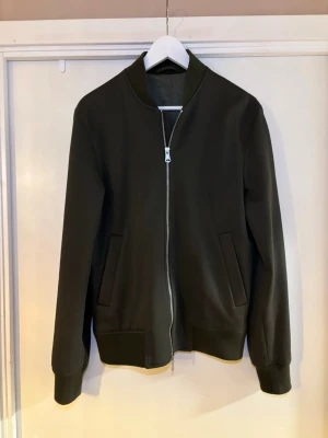 Jacka från J.Lindeberg - En jacka från J.Lindeberg som är i fint skick och har storleken S. Perfekt inför våren. Vid frågor så är det bara att höra av sig!