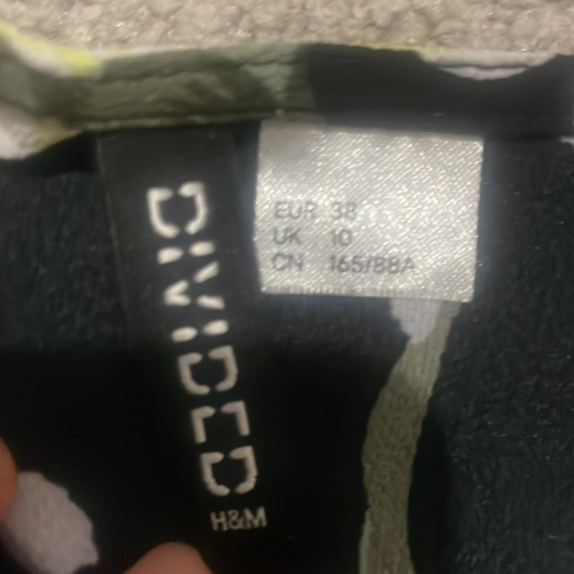 Svart långklänning med blommigt mönster - 4