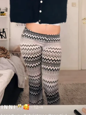 Zigzag bootcut byxor - Bootcut byxor med zigzag-mönster. Storlek XXS, men rätt så korta i längden! (Lånad bild första)