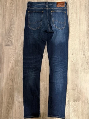 Lee Luke Jeans Mörkblå W29 L32 - Mörkblåa Lee Luke jeans i fint skick i storlek W29/L32. Mått - Midja: 38cm, Benlängd: 106cm. Modellen är 185cm & 63kg. Hör av dig vid funderingar!🤩