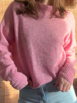 Stickad rosa tröja från Ichi - Rosa stickad tröja, står storlek L men skulle säga mer M i passform💞 Från märket ICHI