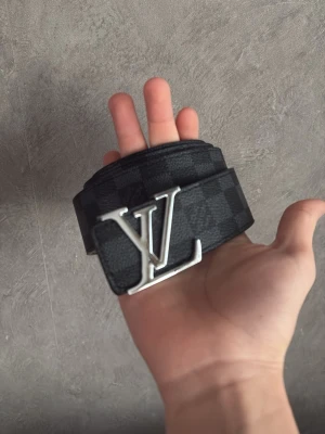 Bälte  - Hej säljer min feta bälte till ett tvär bra pris, väldigt fin och stilren till olika outfits och passar med alla färger! Skick 10/10