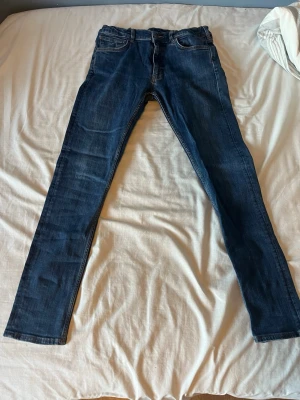 Gant jeans slim fit - Säljer min gamla gant jeans eftersom de har blivit för små. Slimfit-Storlek 170 cm/ 15 år. Sitter lite mer slim än 29W 30L på slimfit jeans. 