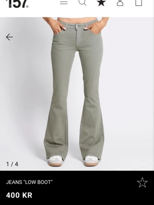 Gröna bootcut jeans - Säljer ett par gröna jeans med bootcut passform. Helt nya med prislapp☺️. Klassisk femficksmodell och med låg midja. Dom är i xs short length så tror de passar folk som är runt 155-165 säkert lite längre och kortare också☺️